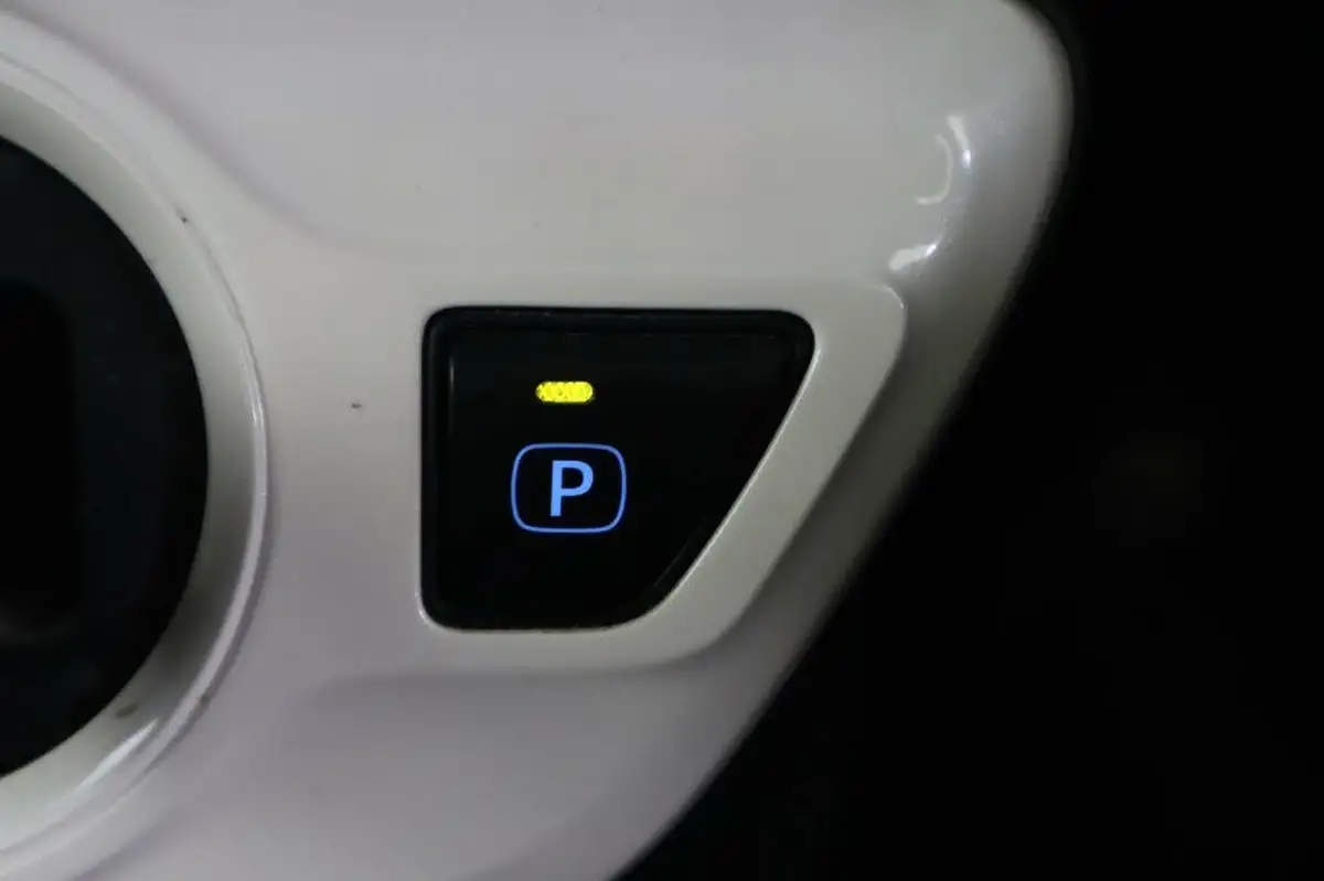 2018-toyota-prius-18-vvt-i-business-edition-plus-ss-big-20