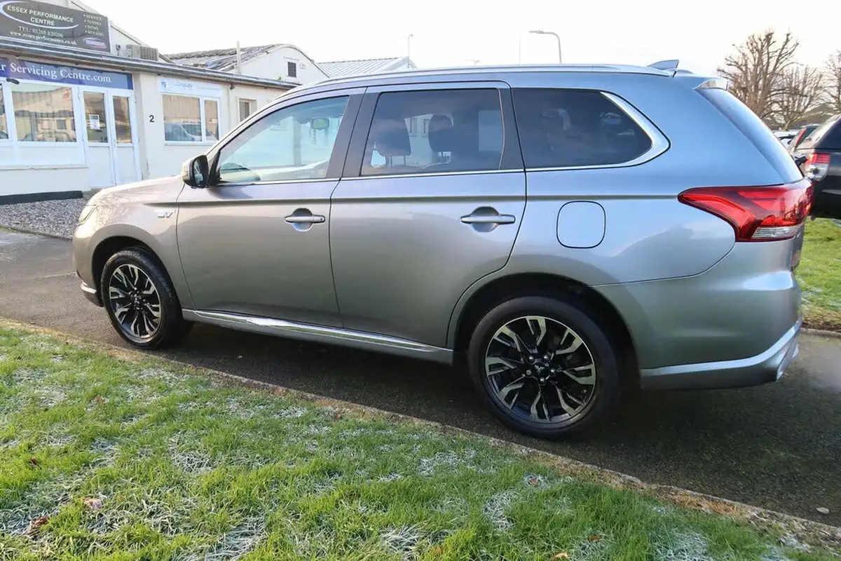 2015-mitsubishi-outlander-20-gx4h-phev-big-7