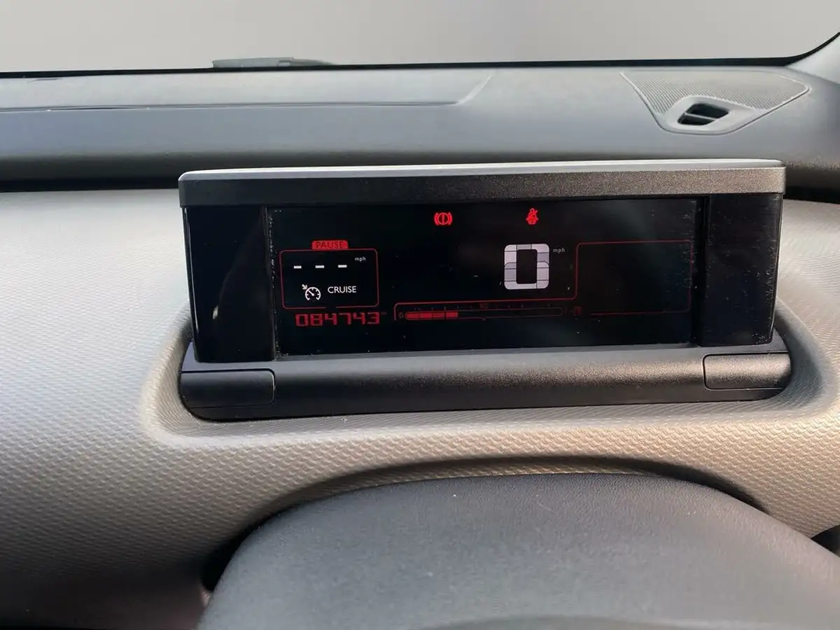 2017-citroen-c4-cactus-16bluehdi-feel-big-8