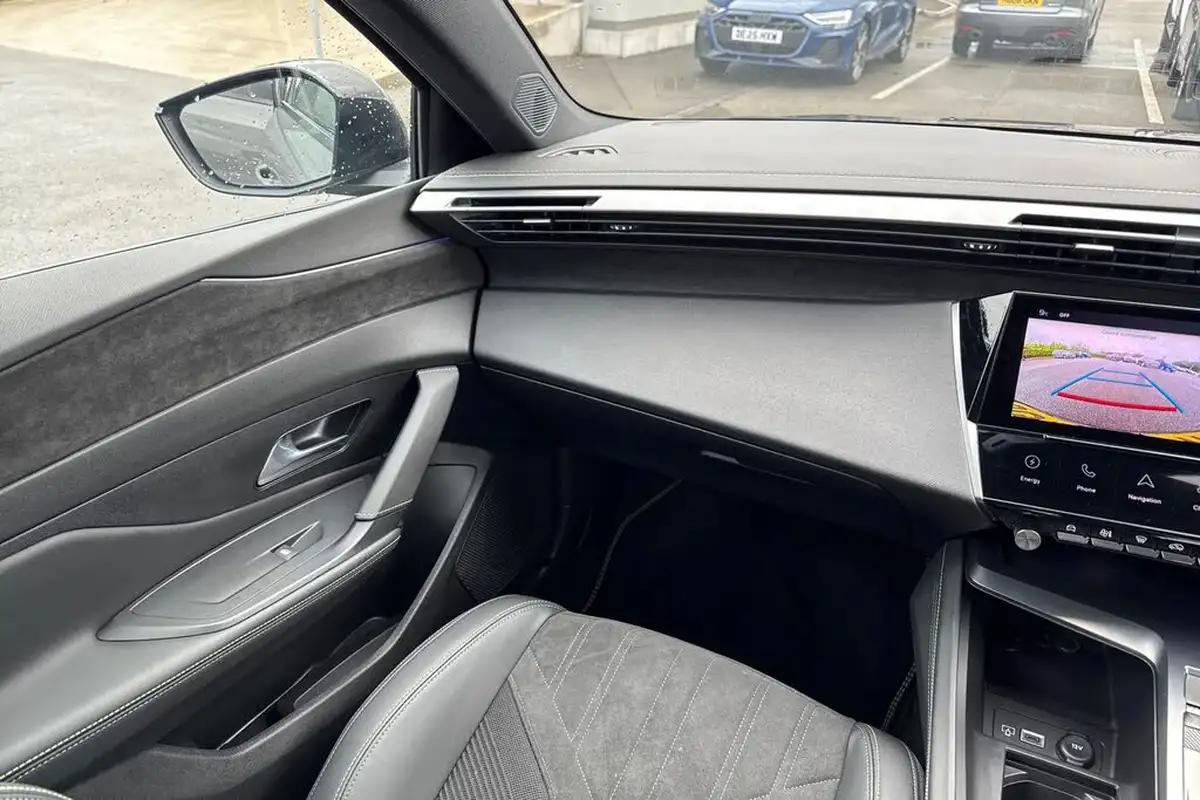 2024-peugeot-308-16-puretech-gt-180ps-big-13