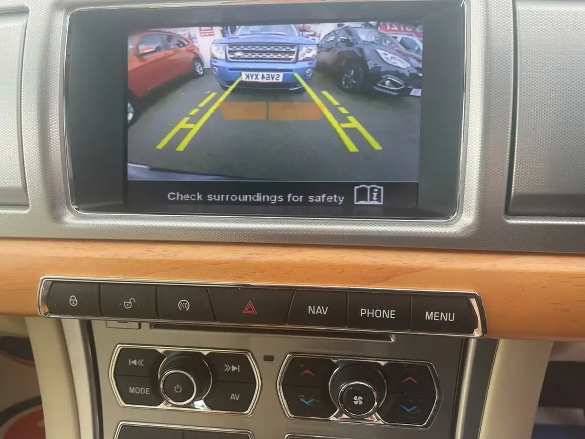 2014-jaguar-xf-22td-se-business-saloon-4d-big-11