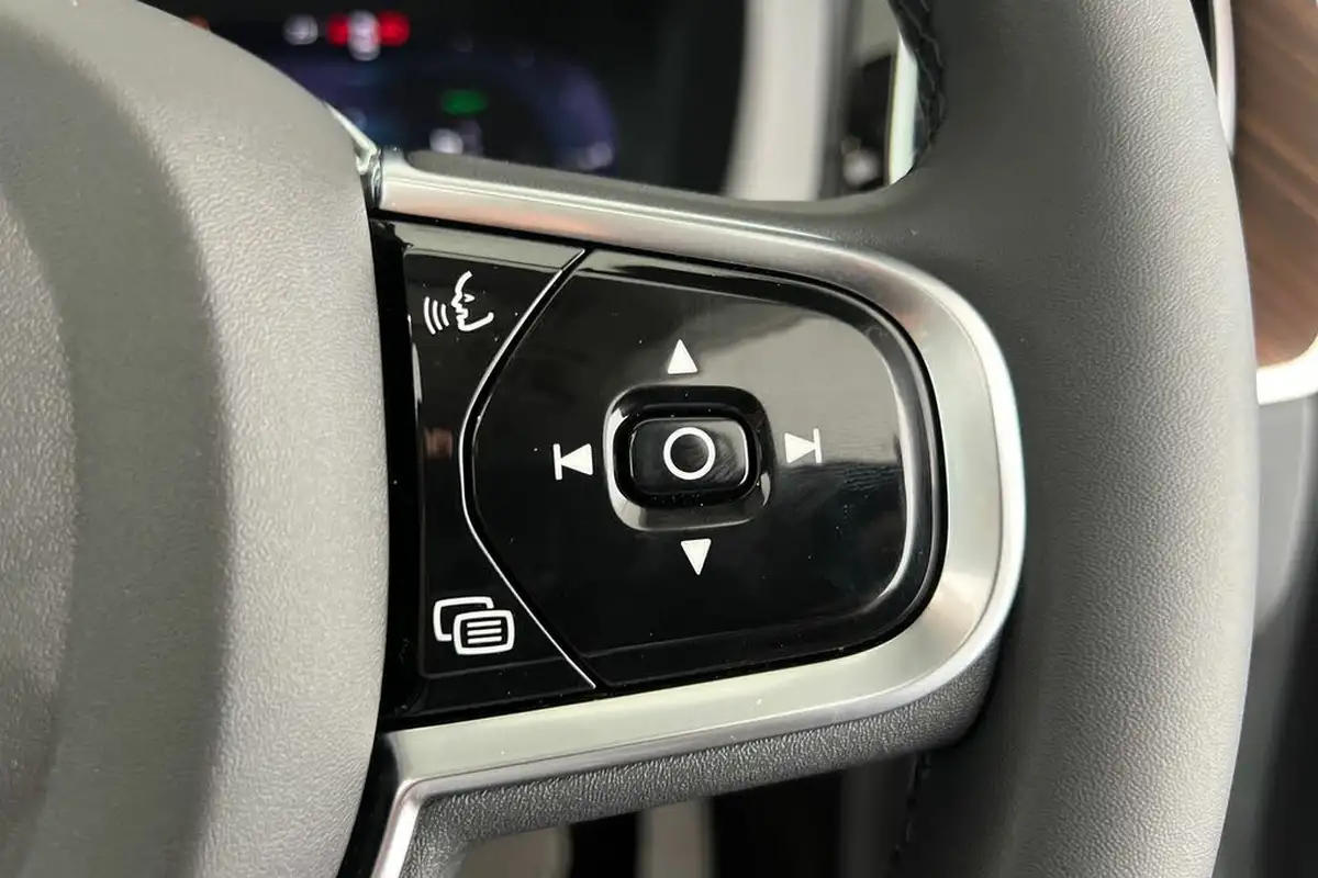 2024-volvo-xc60-20-t8-ultimate-dark-big-11