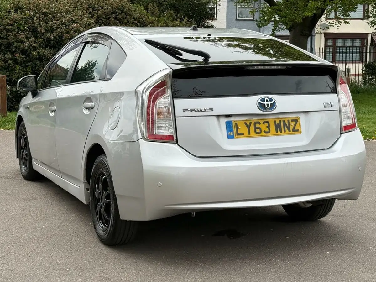 2014-toyota-prius-big-8