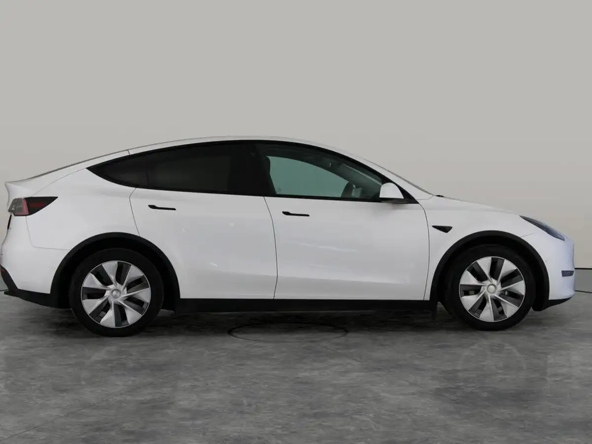 2022-tesla-model-y-e-long-range-big-4