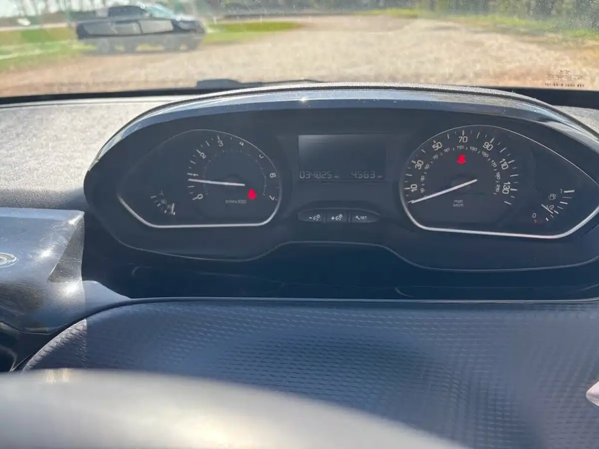2017-peugeot-208-12-puretech-active-82bhp-5d-big-21
