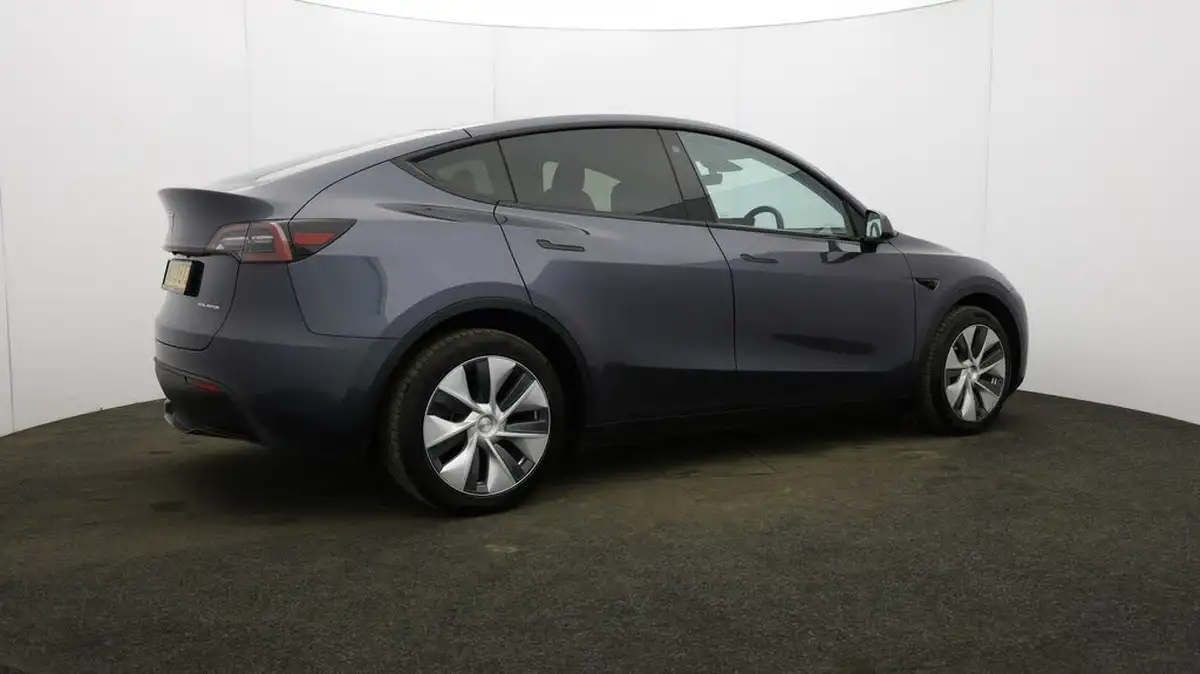 2023-tesla-model-y-e-long-range-big-49