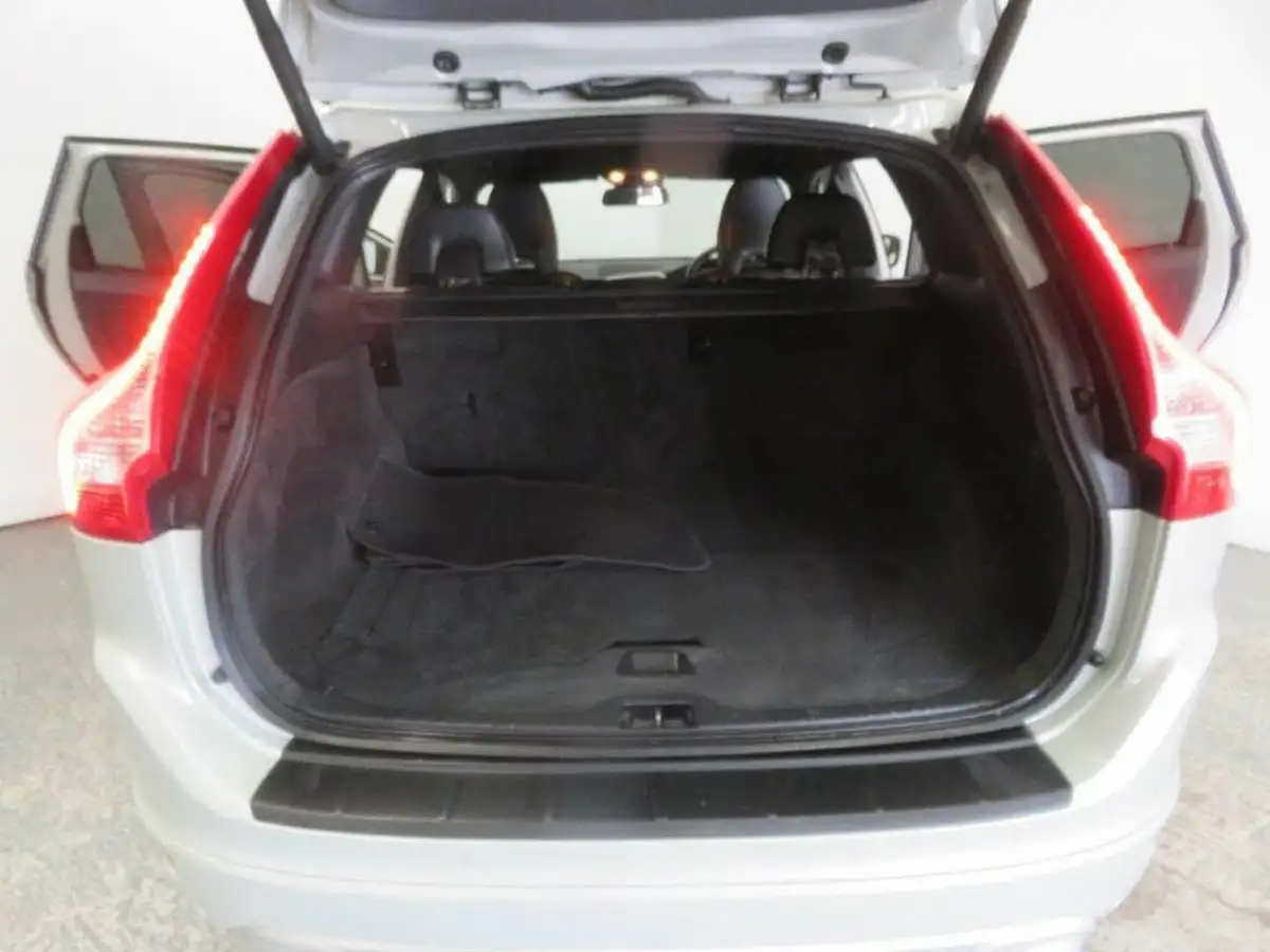 2013-volvo-xc60-24td-d5-r-design-215bhp-geartronic-big-15