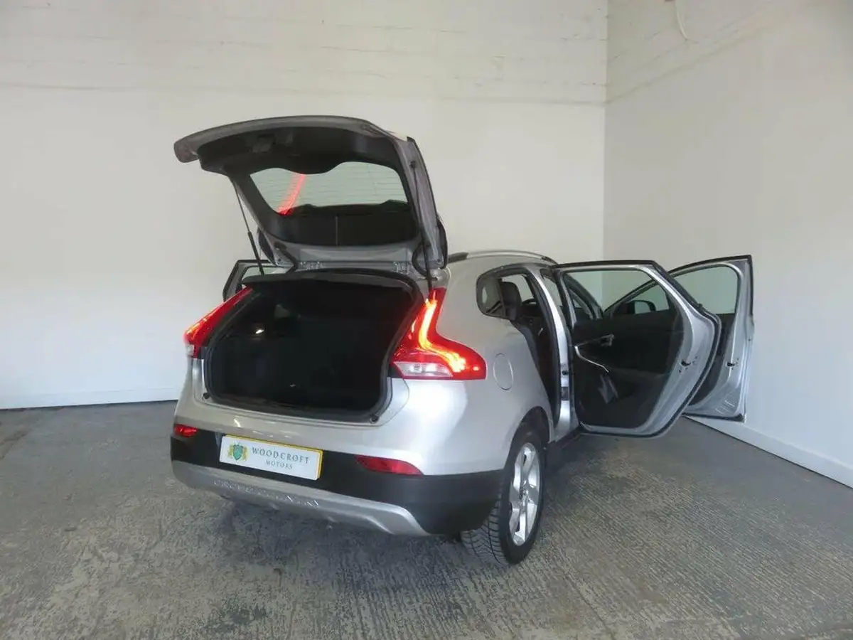 2015-volvo-v40-16td-d2-cross-country-lux-nav-big-11