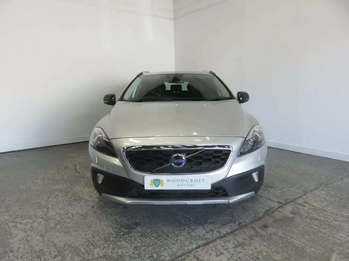 2015-volvo-v40-16td-d2-cross-country-lux-nav-big-8