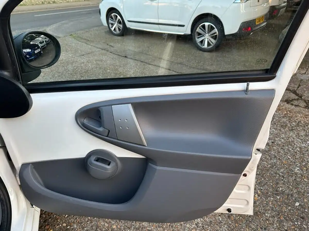 2011-citroen-c1-10-vtr-68-5d-big-8
