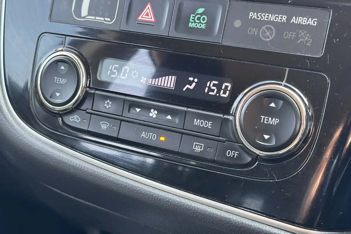 2018-mitsubishi-outlander-20-4h-phev-big-13