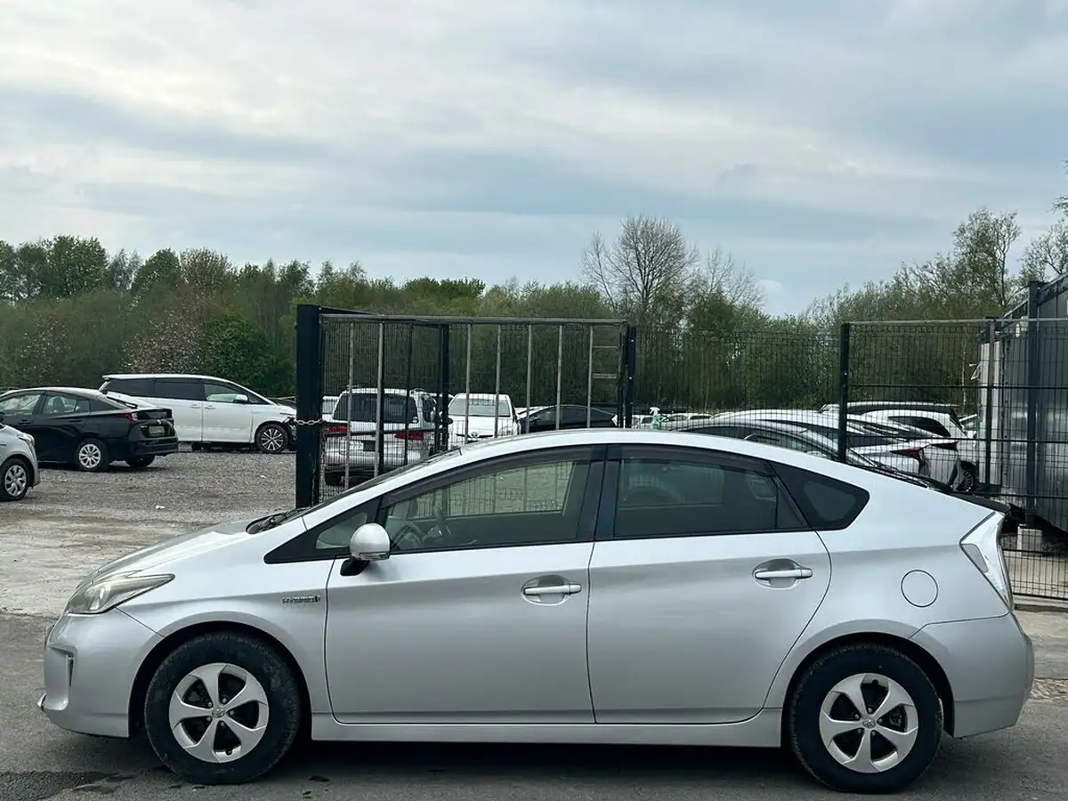 2012-toyota-prius-big-20