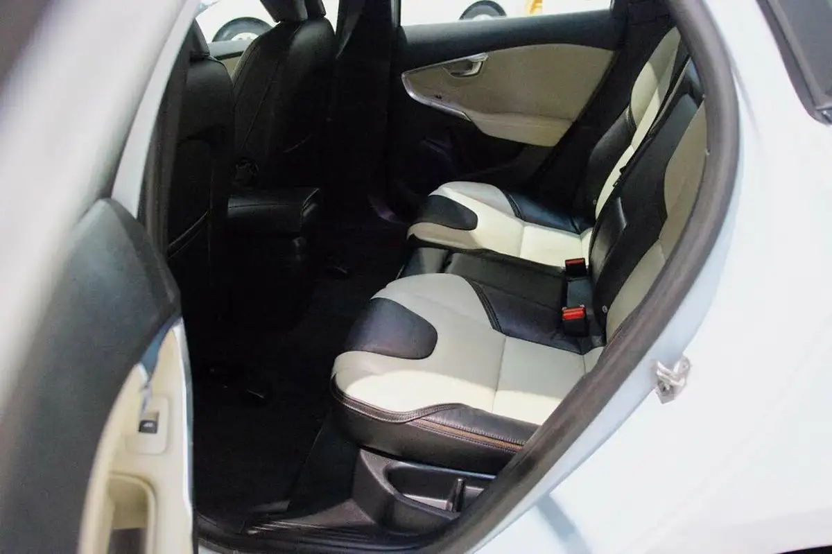 2014-volvo-v40-16td-d2-cross-country-lux-nav-big-11