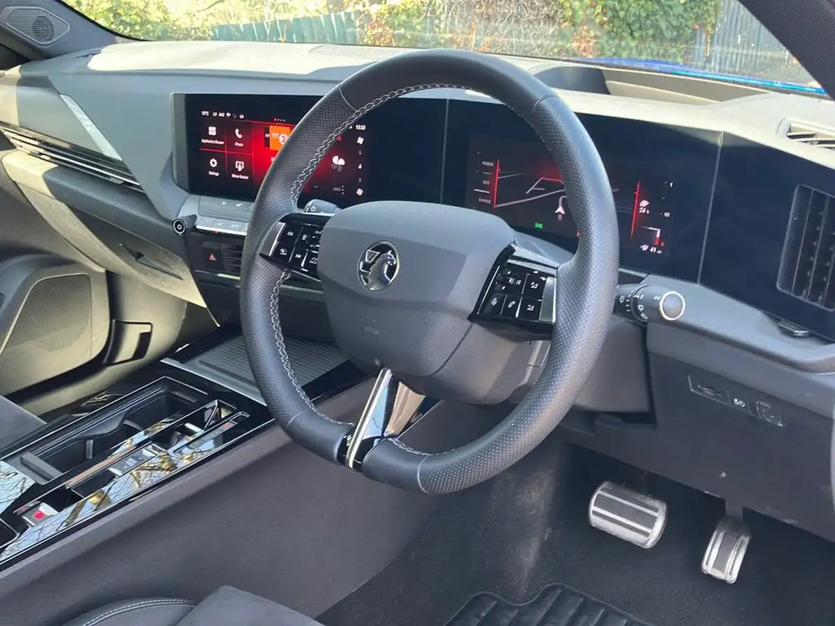 2024-vauxhall-astra-e-ultimate-hatchback-big-10