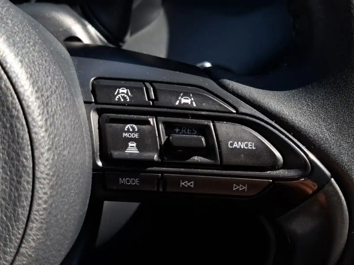 2024-mazda-mazda2-15-centre-line-big-15