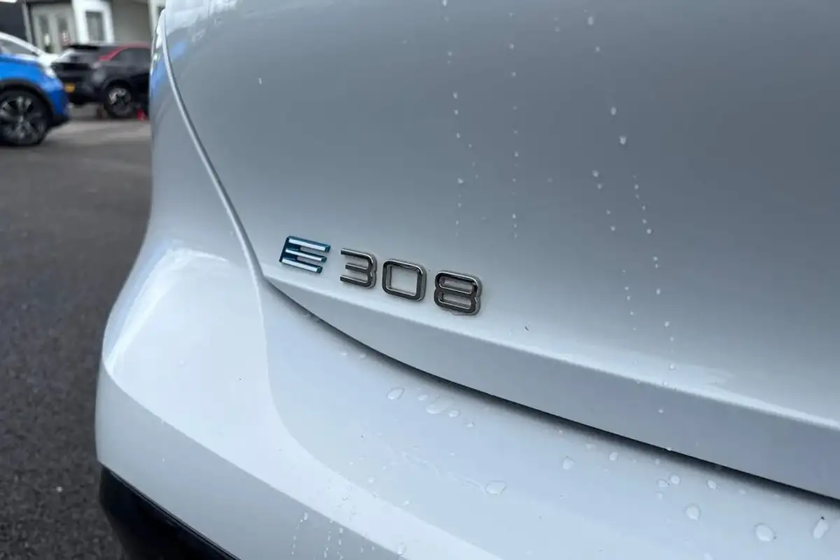 2024-peugeot-308-e-gt-big-33
