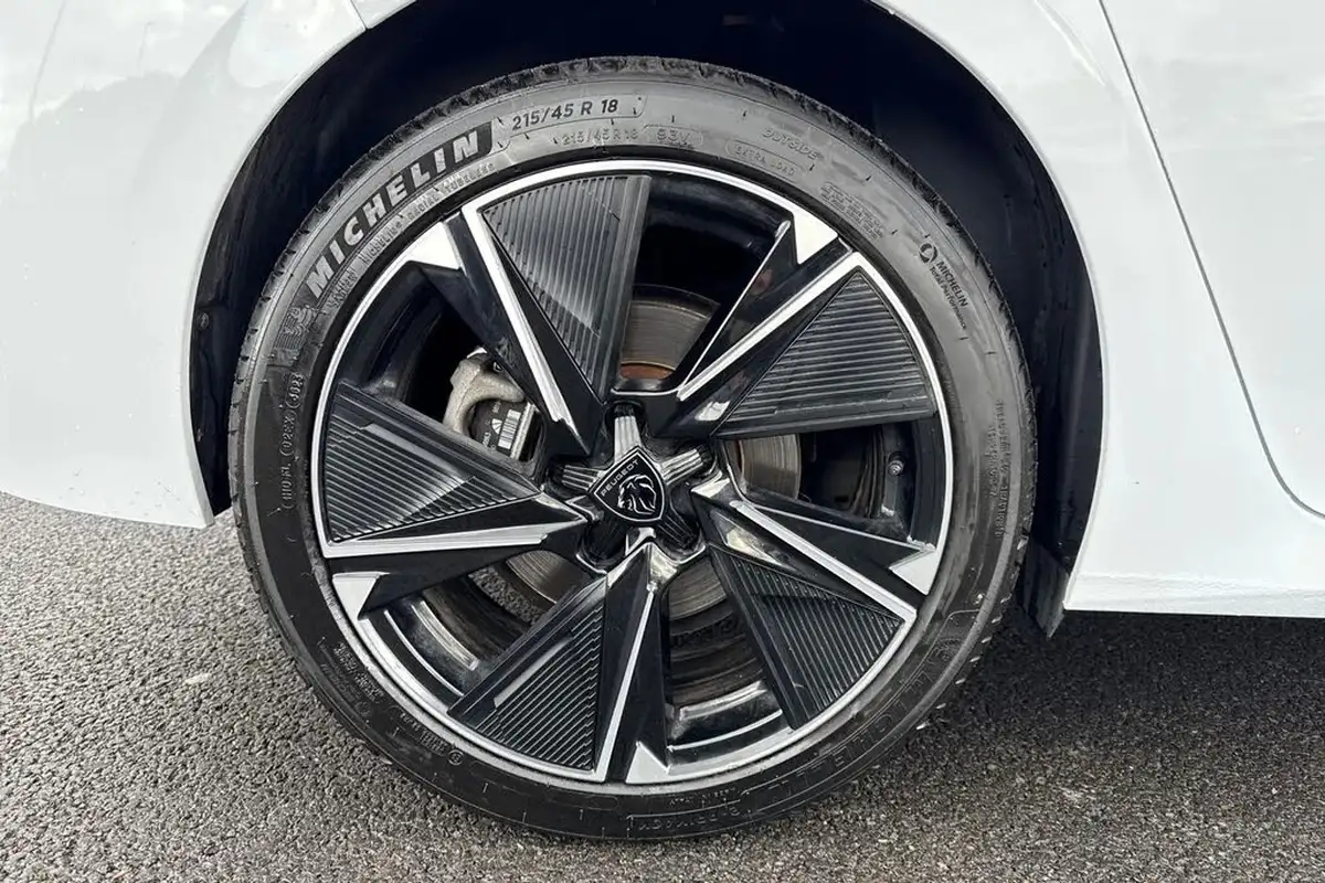 2024-peugeot-308-e-gt-big-9
