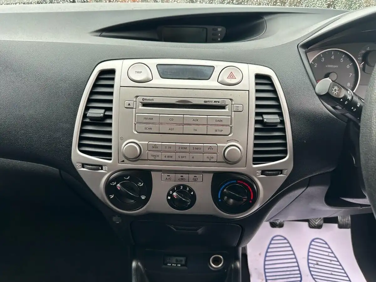2011-hyundai-i20-14-comfort-5d-big-10