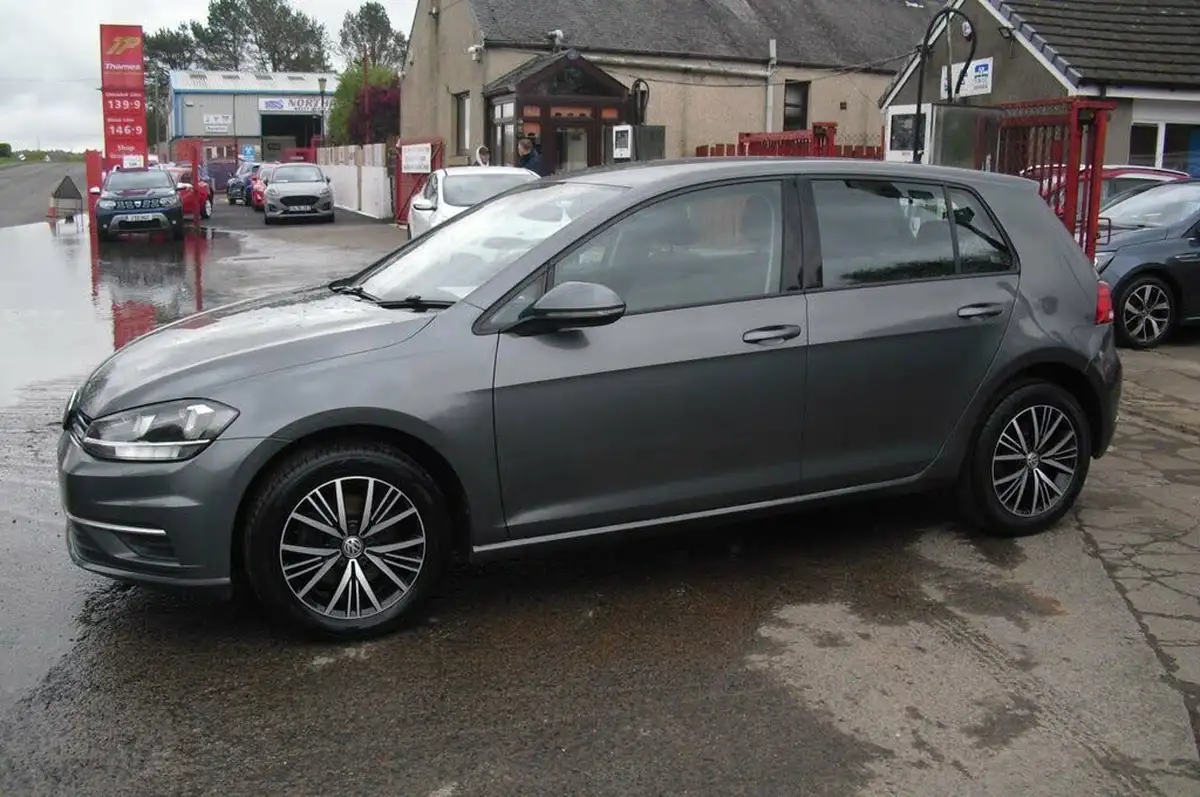 2017-volkswagen-golf-16tdi-se-nav-ss-hatchback-5d-big-1