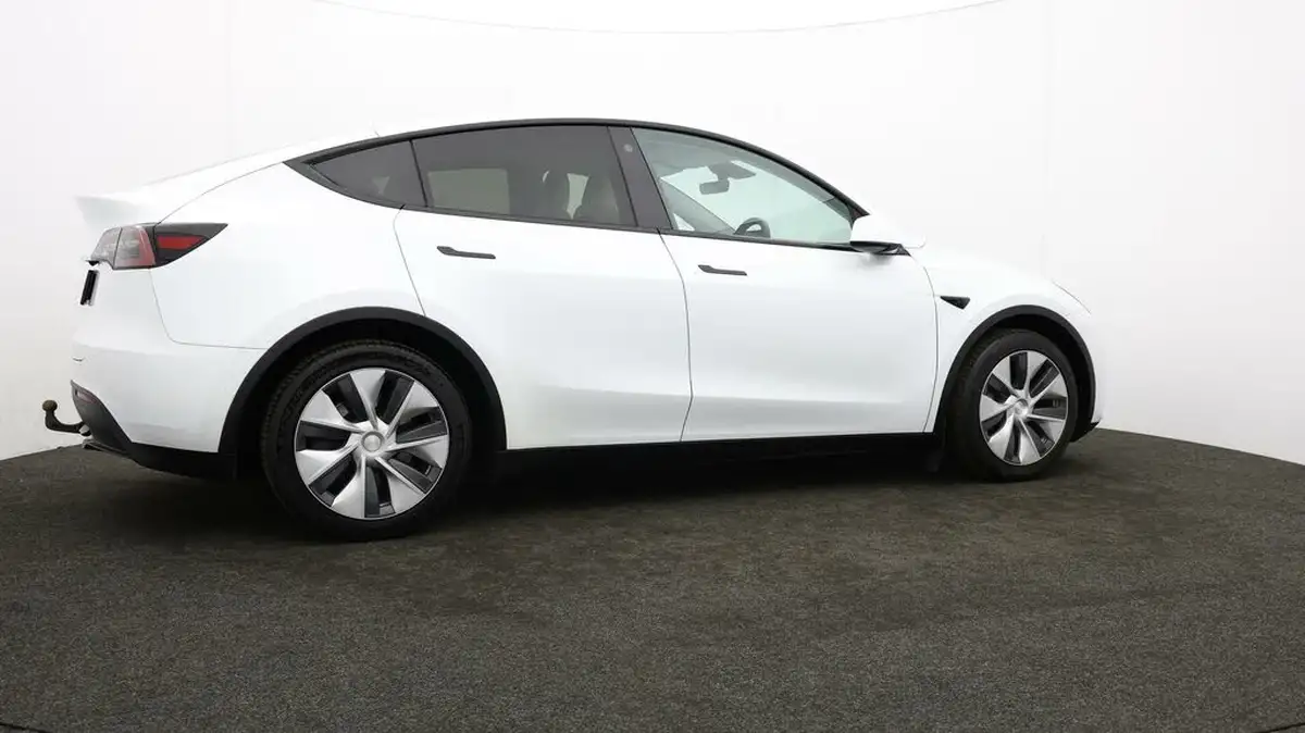 2023-tesla-model-y-e-rwd-big-29