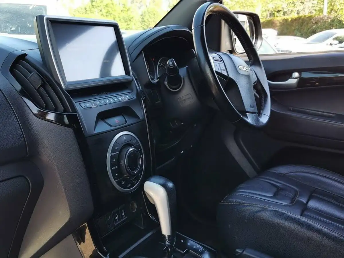 2018-isuzu-d-max-19td-blade-auto-big-13