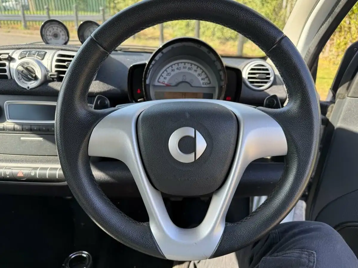 2013-smart-fortwo-10-edition-21-coupe-big-25