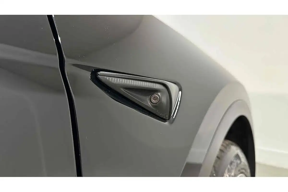 2022-tesla-model-y-e-long-range-big-13