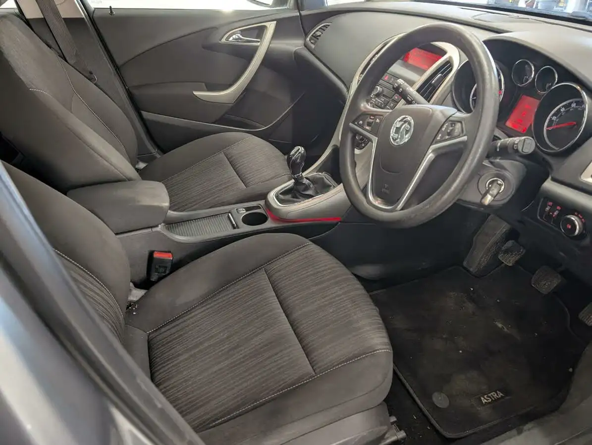 2011-vauxhall-astra-17td-exclusiv-17cdti-16v-110ps-ecoflex-hatchback-5d-big-1