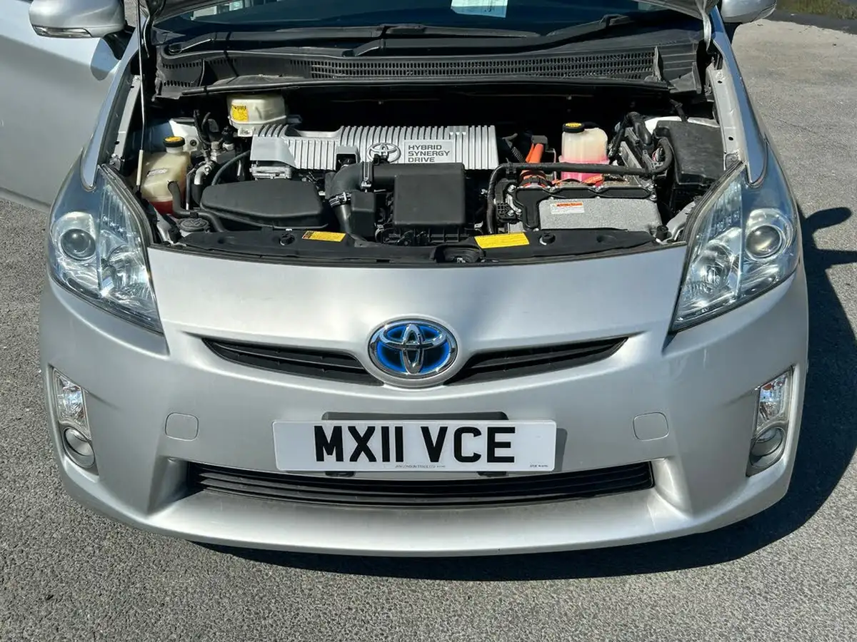 2011-toyota-prius-big-23