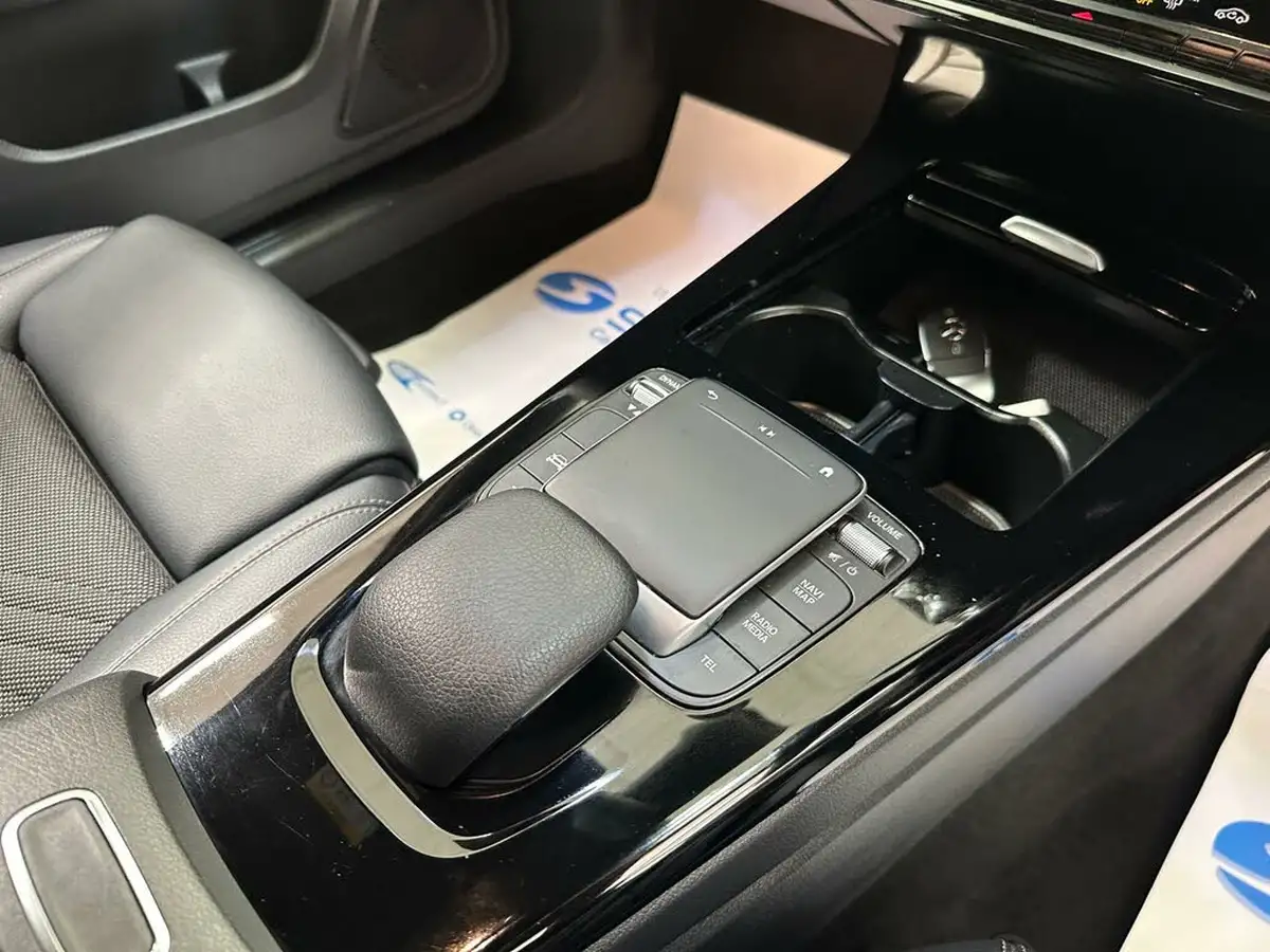 2021-mercedes-benz-a-class-13-a180-se-7g-dct-big-16