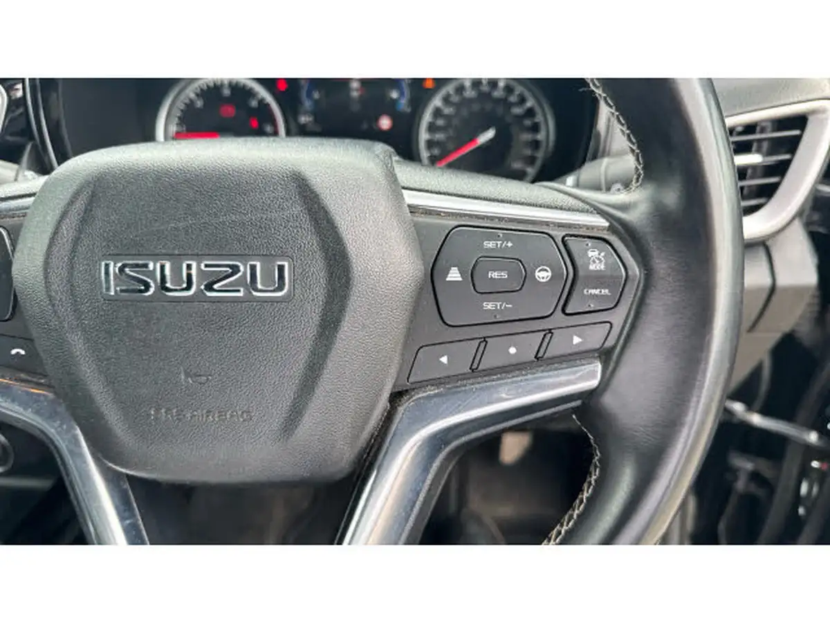 2022-isuzu-d-max-19td-v-cross-pick-up-auto-big-31