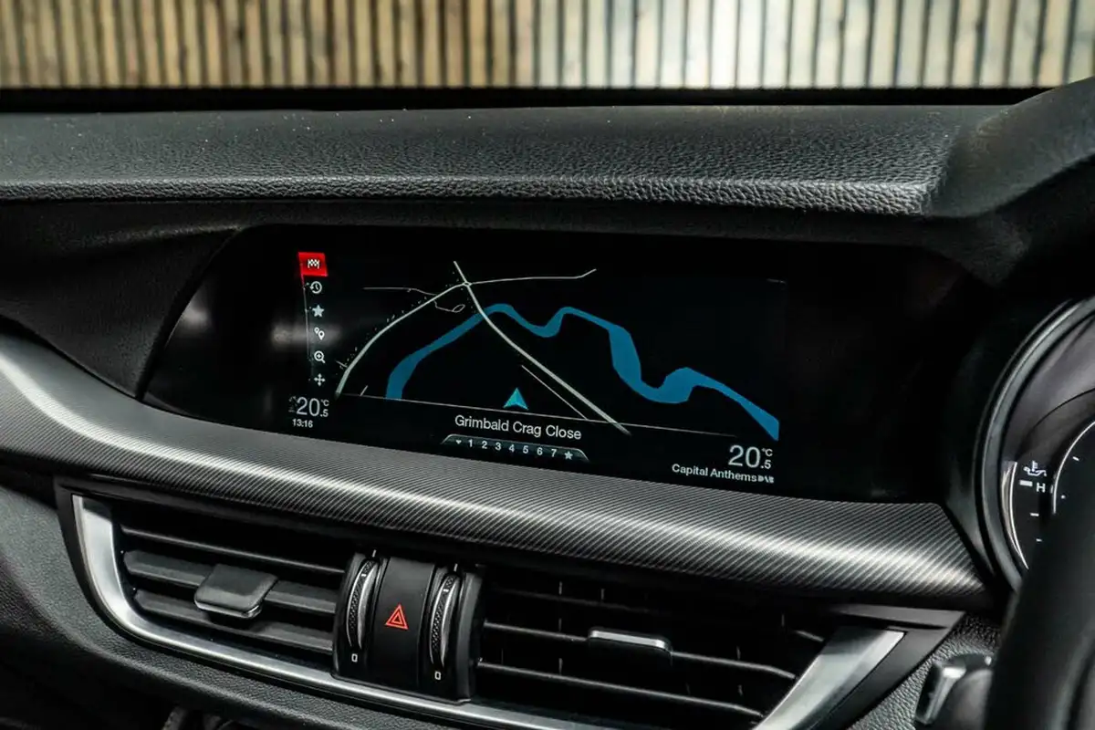 2018-alfa-romeo-stelvio-22td-milano-big-23