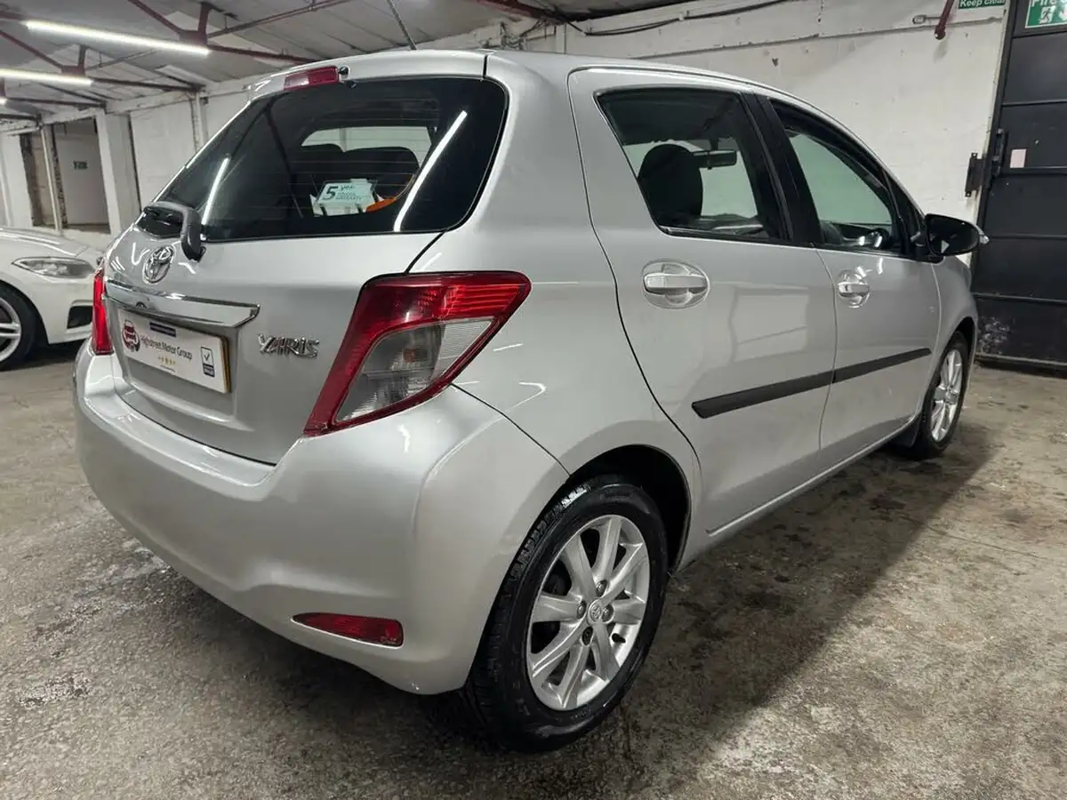 2012-toyota-yaris-133-tr-vvt-i-5d-big-30