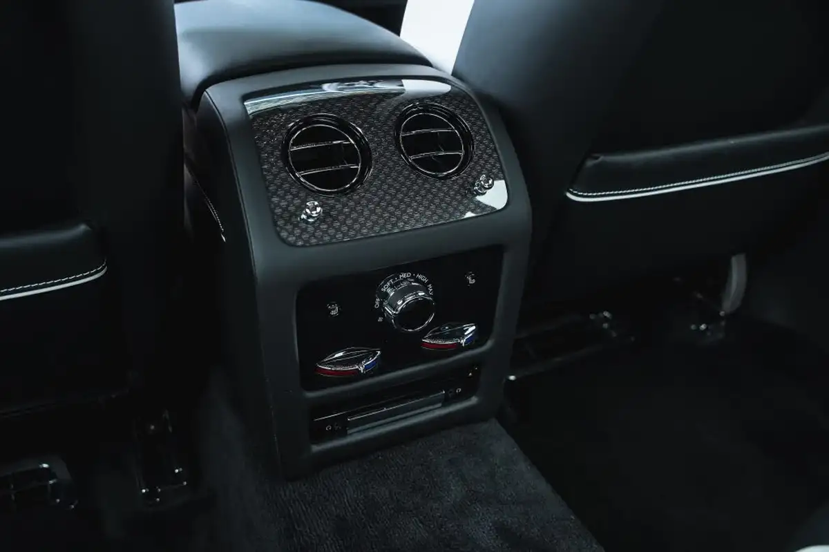2024-rolls-royce-ghost-675-black-badge-big-65