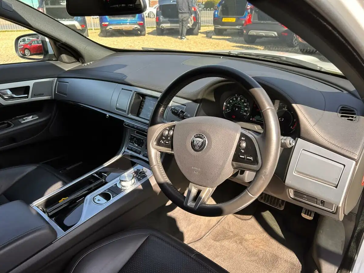 2014-jaguar-xf-30td-s-premium-luxury-sportbrake-5d-big-34