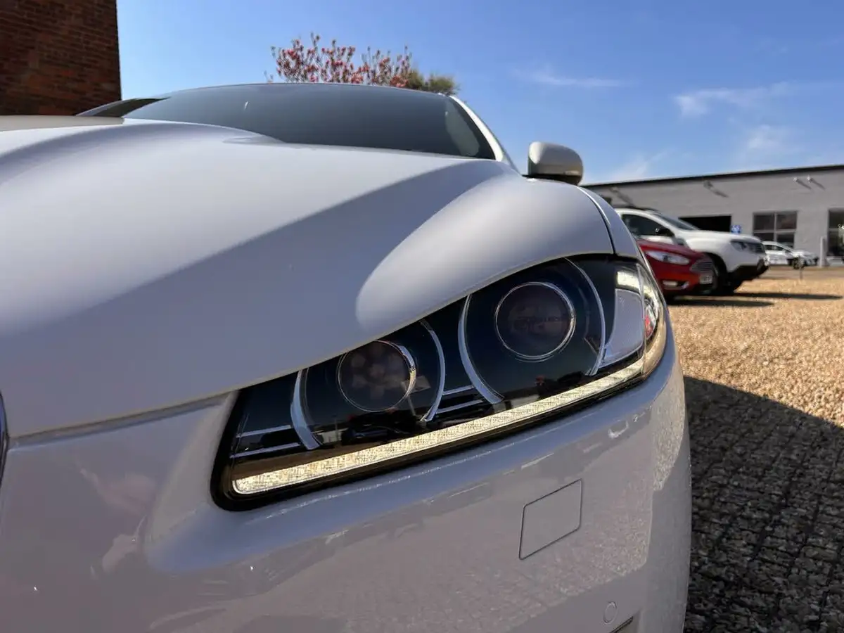 2014-jaguar-xf-30td-s-premium-luxury-sportbrake-5d-big-10