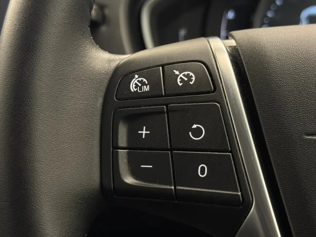 2016-volvo-v40-20-t3-cross-country-pro-big-17