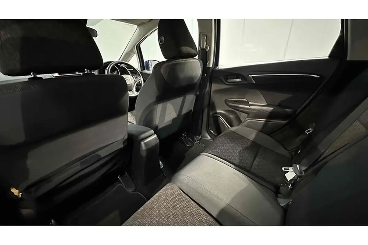 2017-honda-jazz-13-i-vtec-se-cvt-big-17