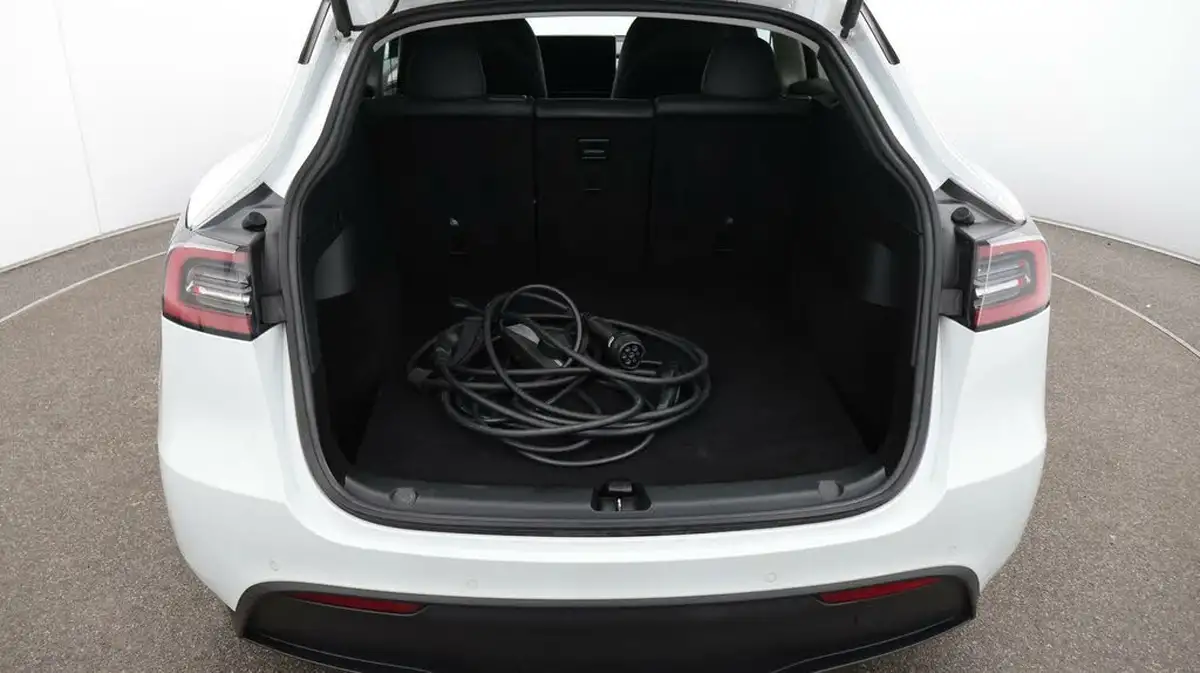 2022-tesla-model-y-e-long-range-big-17