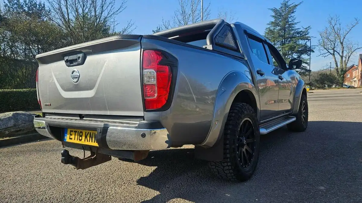 2018-nissan-navara-23dci-tekna-auto-big-10