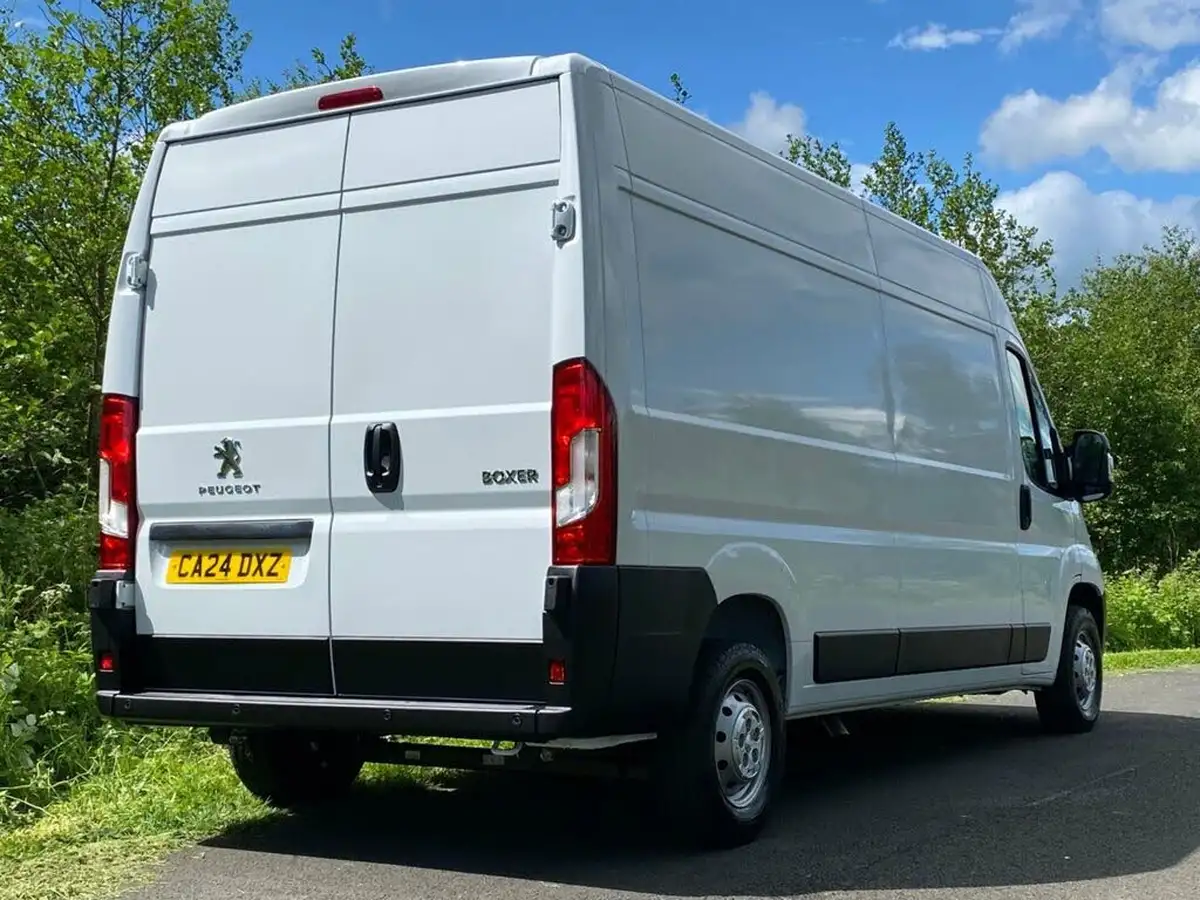 2024-peugeot-boxer-22-bluehdi-professional-premium-335-l3h2-panel-big-17