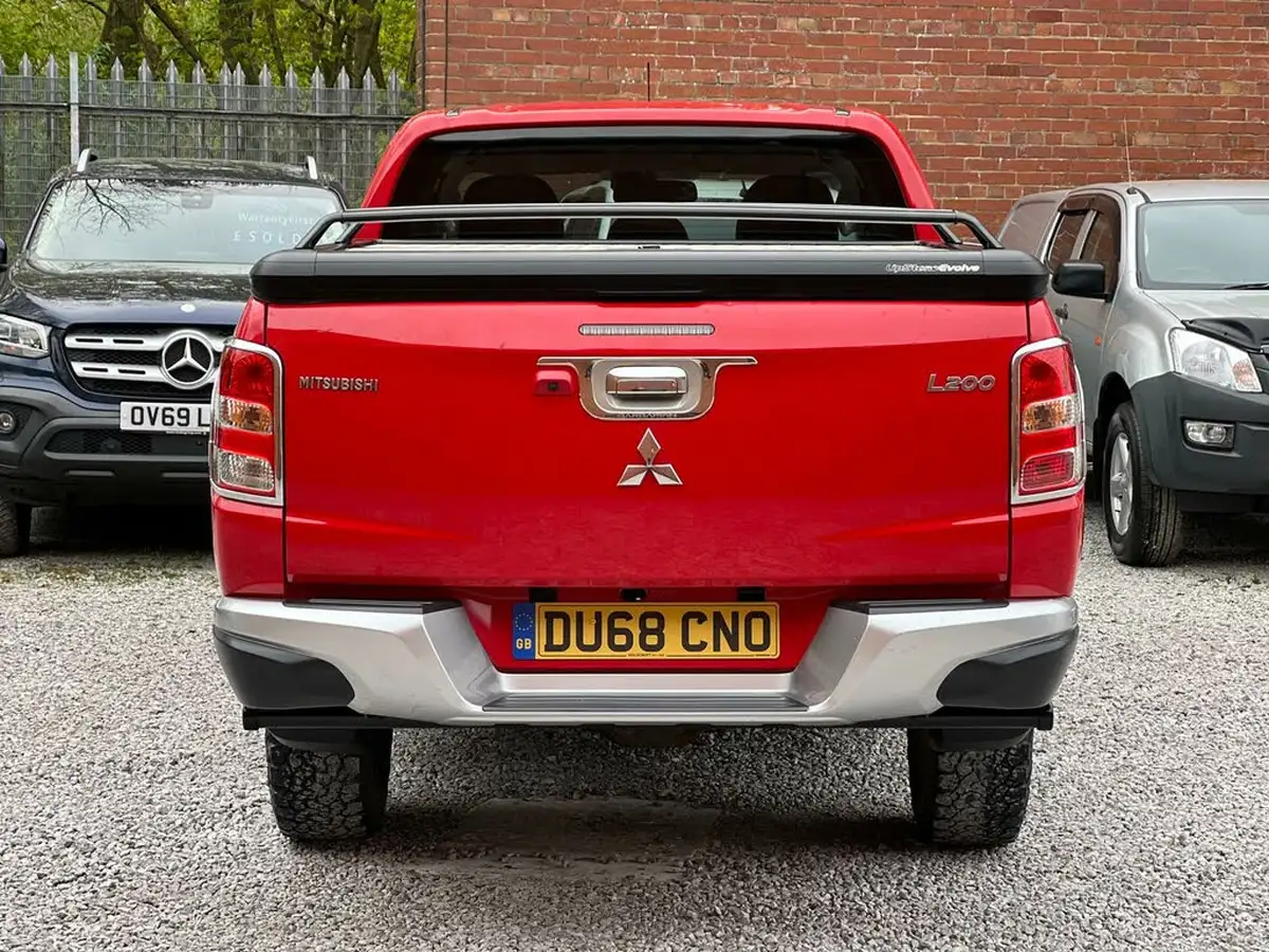 2018-mitsubishi-l200-24di-d-barbarian-sda-auto-big-6