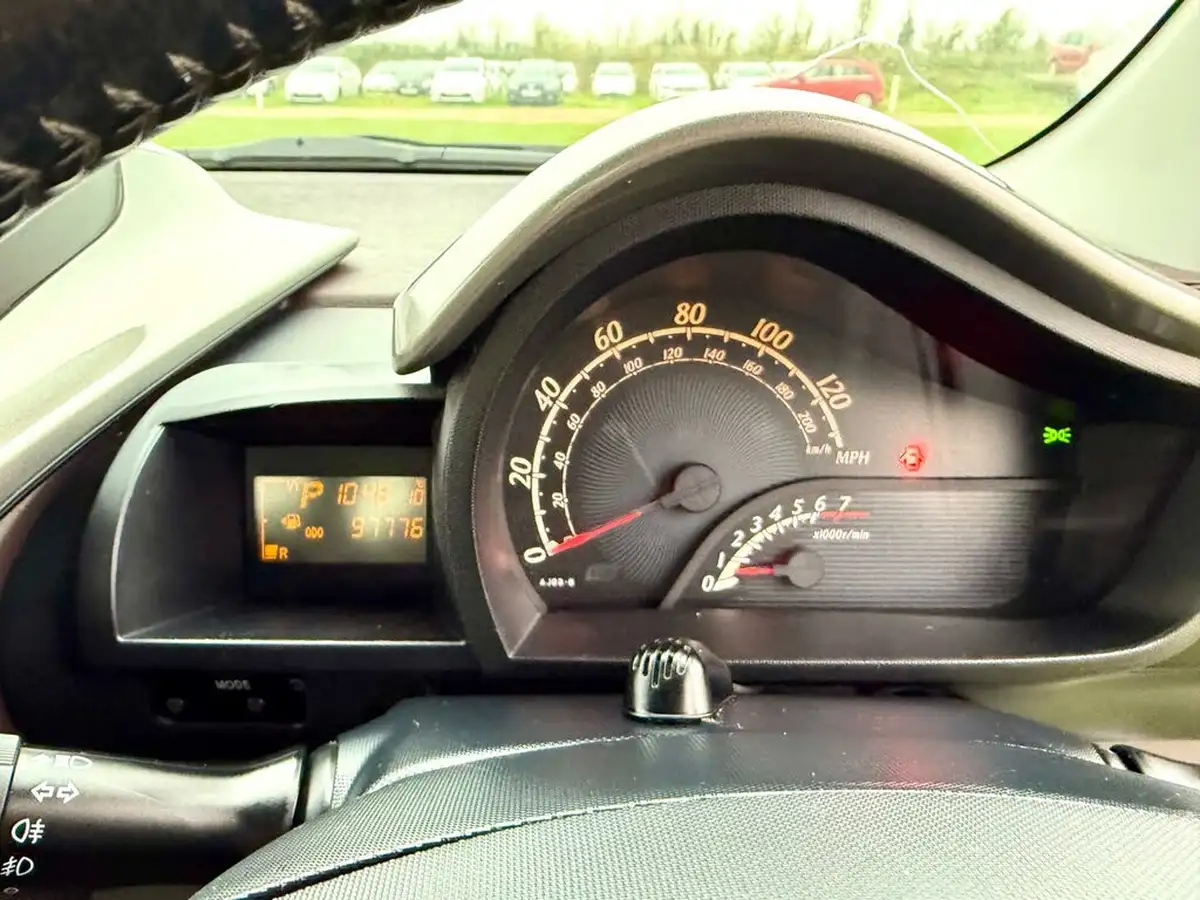 2009-toyota-iq-133-3-99bhp-cvt-big-21