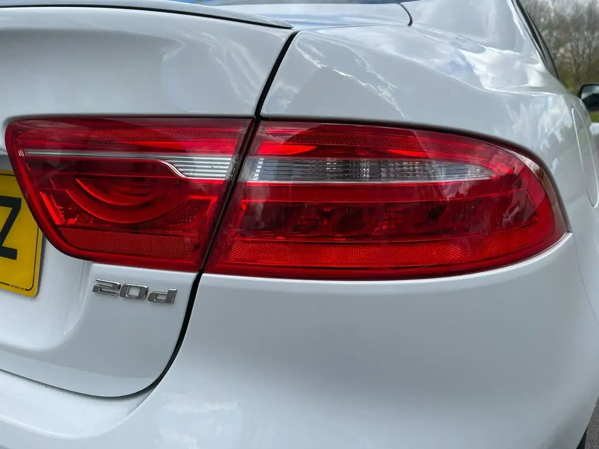 2016-jaguar-xe-20d-r-sport-180ps-auto-big-44