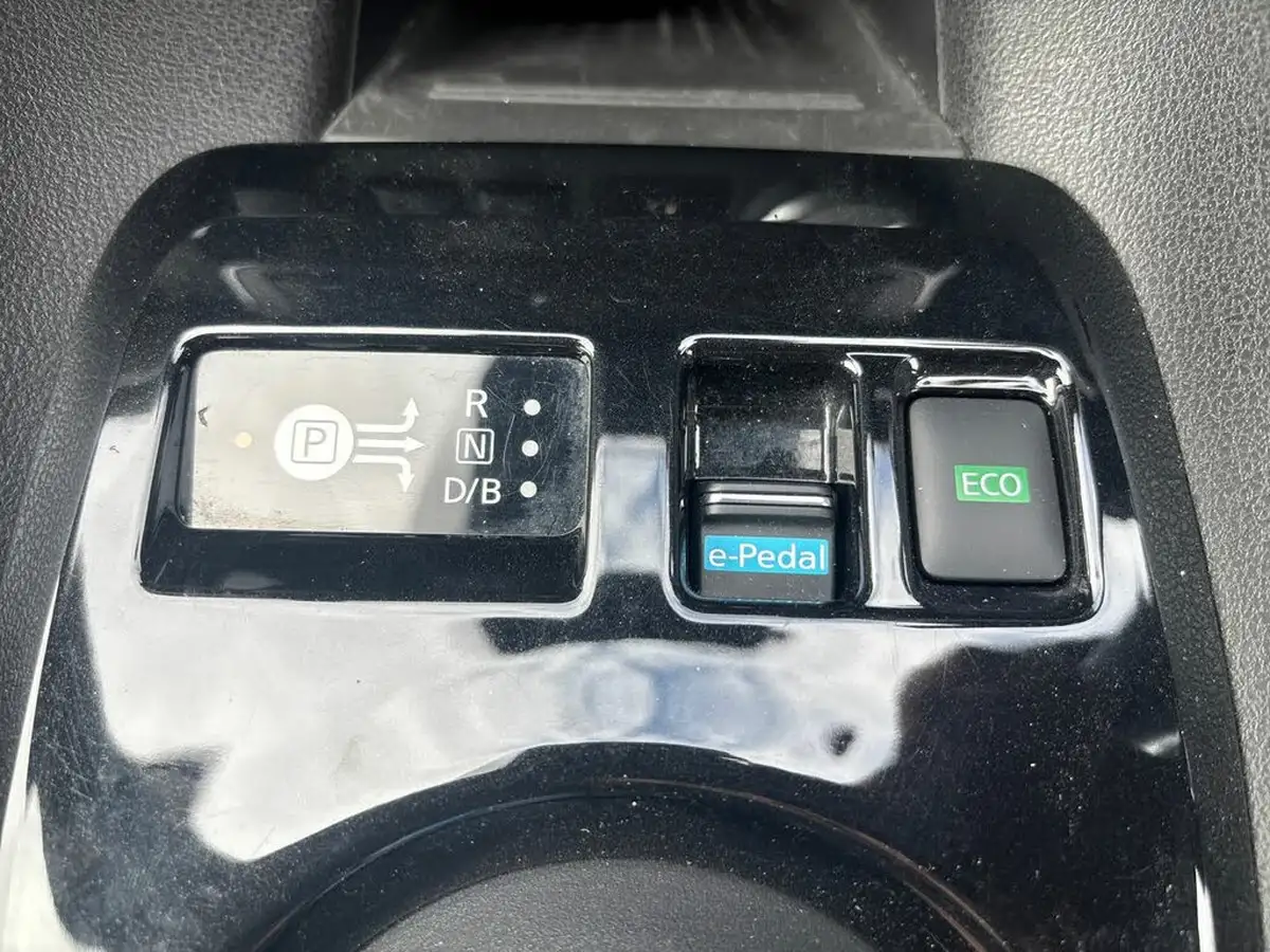 2019-nissan-leaf-e-tekna-big-41