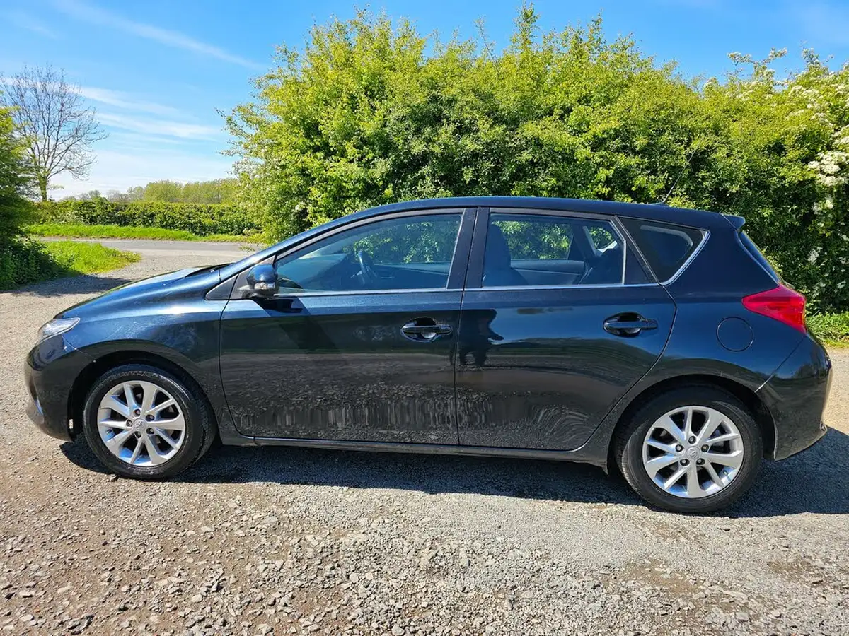 2015-toyota-auris-14td-icon-hatchback-big-5