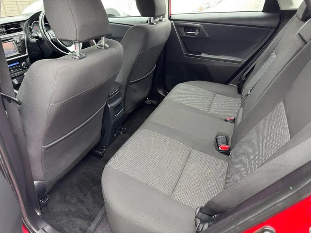 2014-toyota-auris-16-icon-hatchback-multidrive-s-big-14