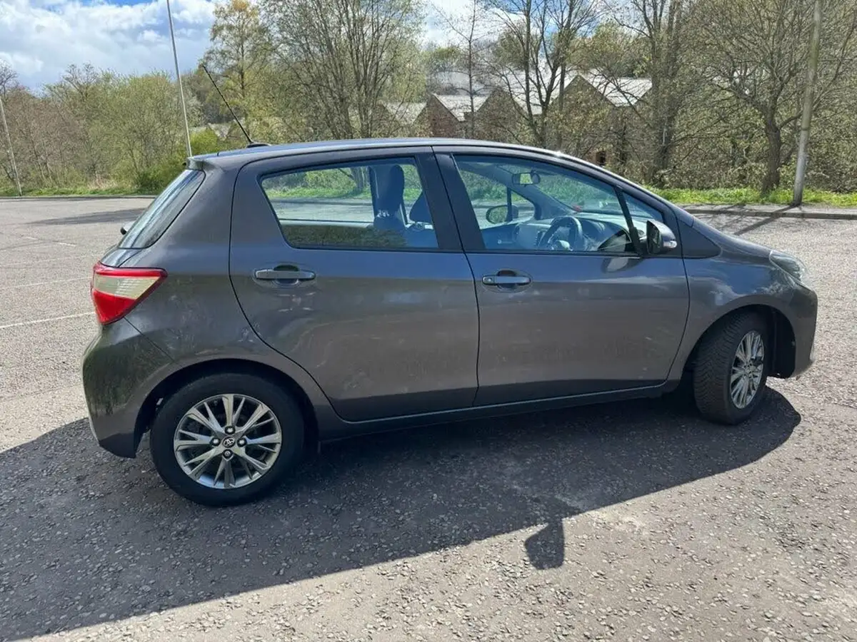 2017-toyota-yaris-15-vvt-i-icon-navi-big-5