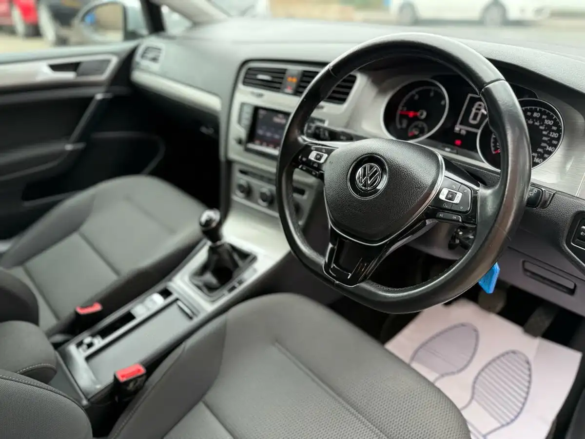 2014-volkswagen-golf-16tdi-se-ss-hatchback-5d-big-8