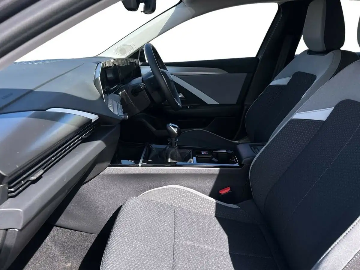 2022-vauxhall-astra-12-turbo-design-110ps-hatchback-big-9